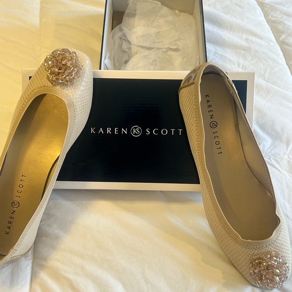 Karen Scott Anjelicaa Flats, natural Scale Size 10M
 New in Box - Picture 5 of 6